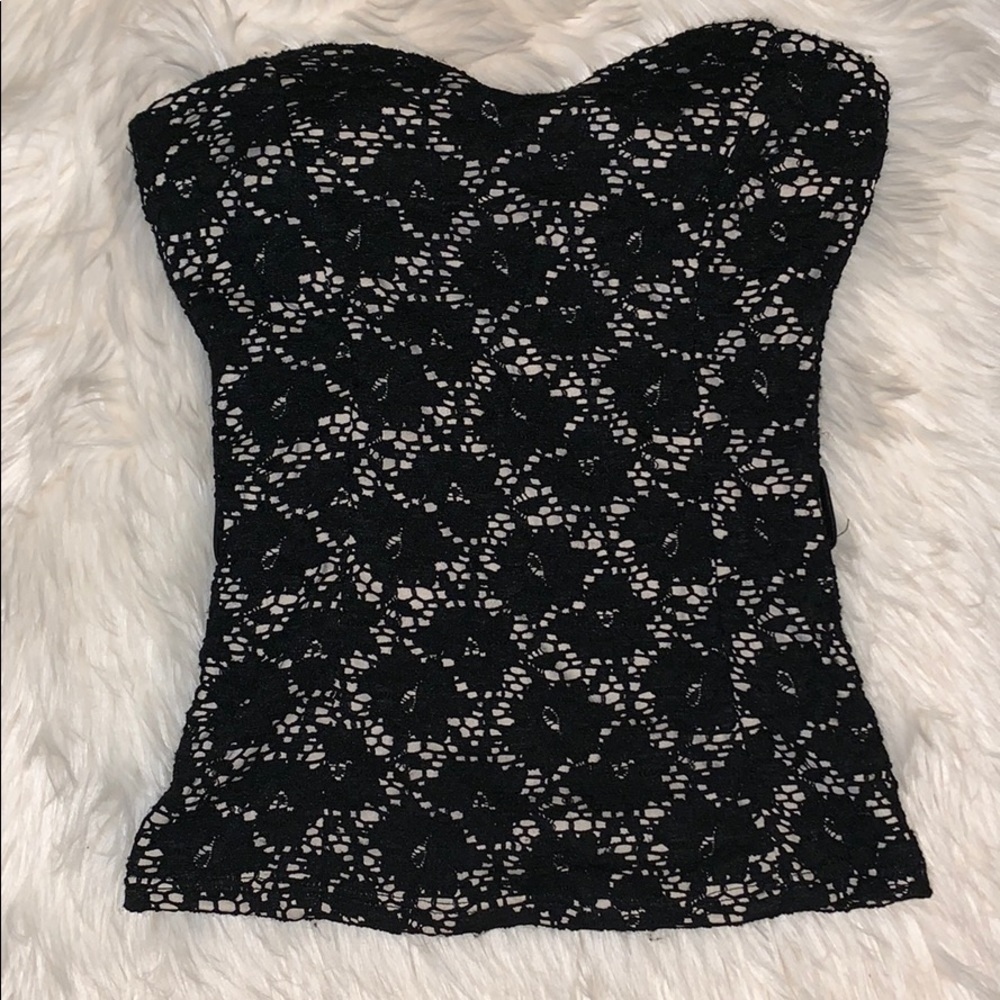Strapless, fitted, top.